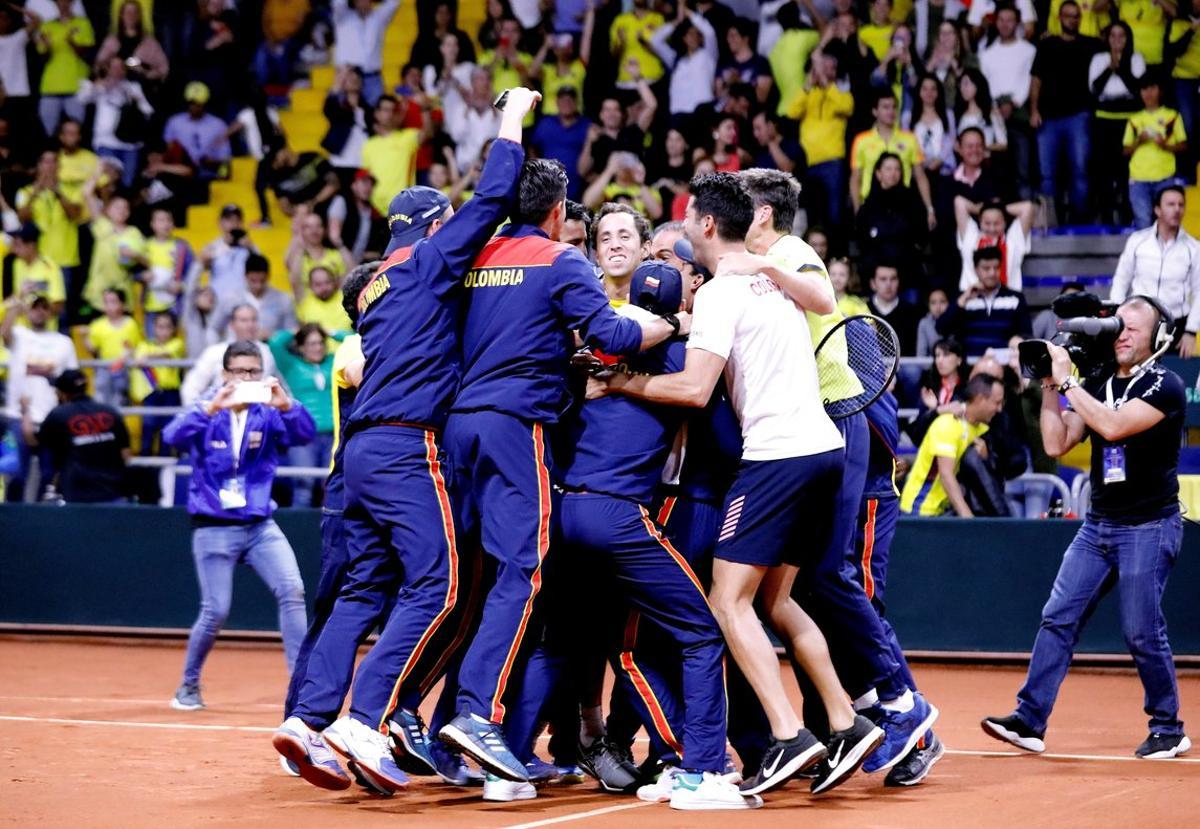 AME2081. BOGOTÁ (COLOMBIA), 07/03/2020.- El equipo de Colombia para la Copa Davis celebra la clasificación a las finales este sábado, en el Palacio de los Deportes en Bogotá (Colombia). Galán, de 23 años, dio este sábado a Colombia la clasificación a las finales de la Copa Davis al vencer por 6-3 y 6-4 a Juan Ignacio Londero, con lo que selló el triunfo 3-1 del equipo, que así viajará por segundo año consecutivo a Madrid. EFE/Mauricio Dueñas Castañeda