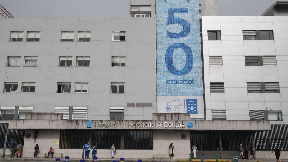 Fachada del CHUAC, donde ayer no quedaban pacientes COVID en la UCI. |   // CARLOS PARDELLAS