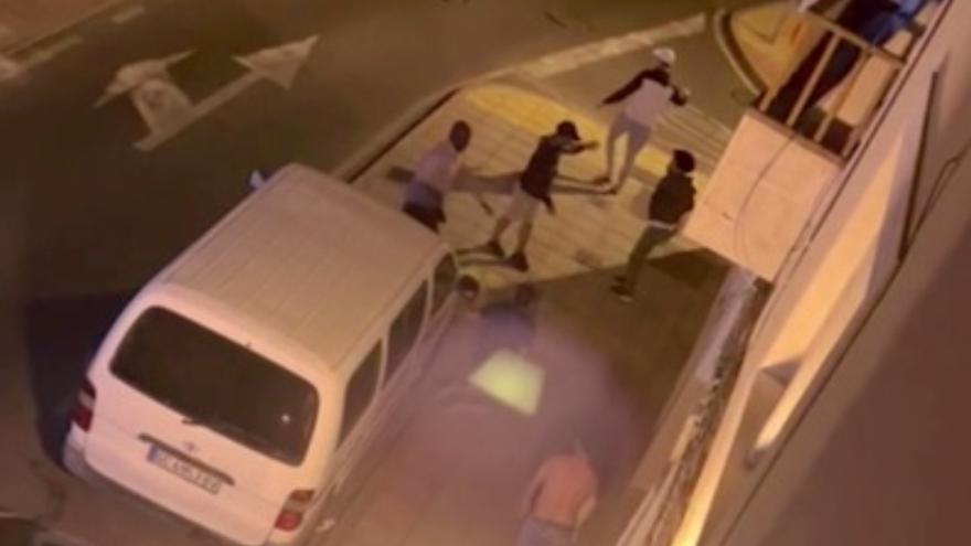 Pelea multitudinaria y coches a gran velocidad en Arrecife