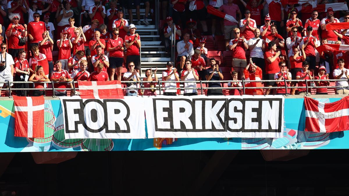 Jugadores y aficionados homenajean al centrocampista danés Christian Eriksen