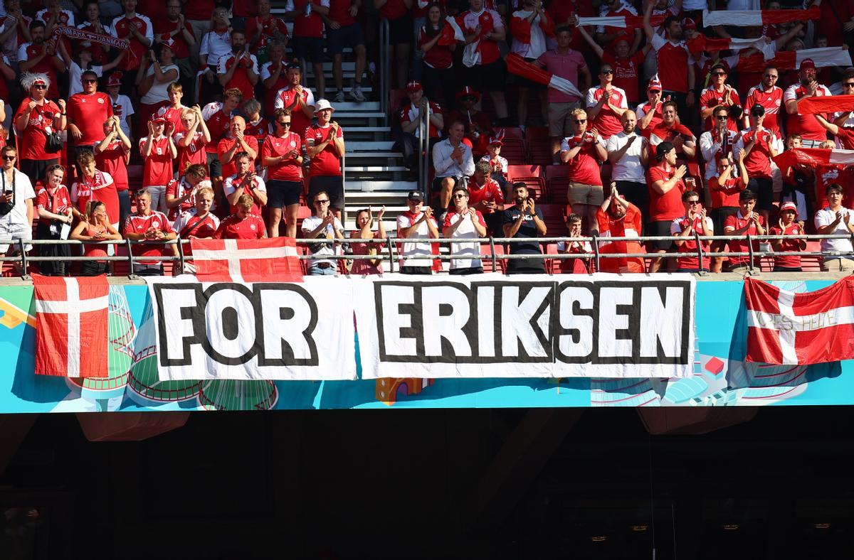 Jugadores y aficionados homenajean al centrocampista danés Christian Eriksen