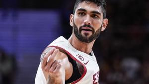 Aldama celebra una canasta ante Bosnia. 