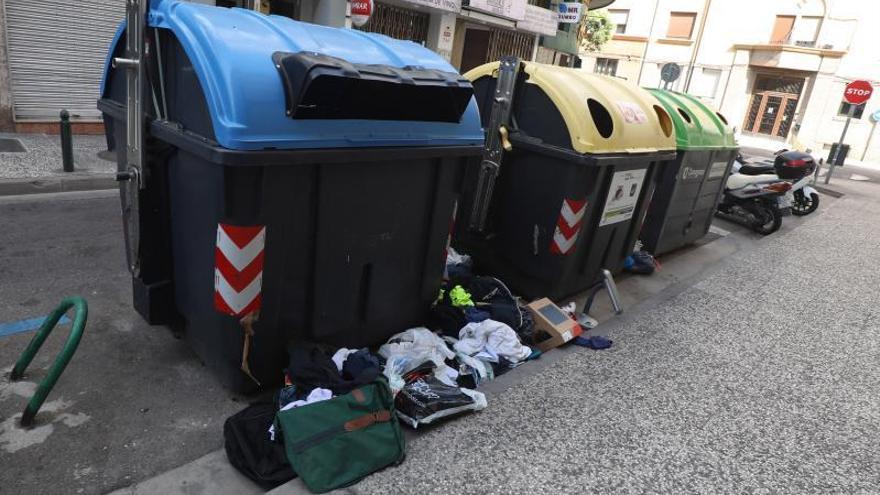 Bolsas de basura acumulada alrededor de los contenedores.  | ÁNGEL DE CASTRO