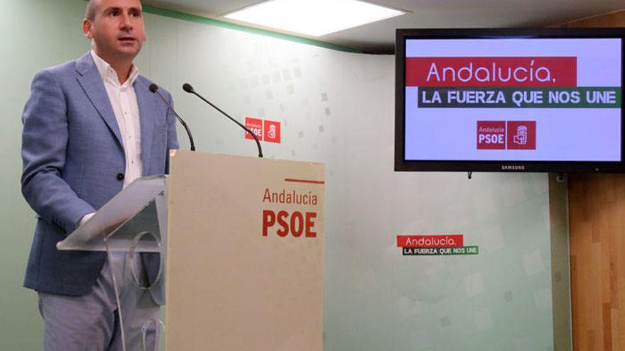 Francisco Conejo durante la rueda de prensa en la sede del PSOE en Málaga.