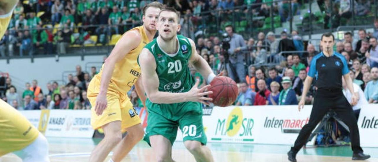 El exterior polaco Mateusz Ponitka en el partido de ida de cuartos.