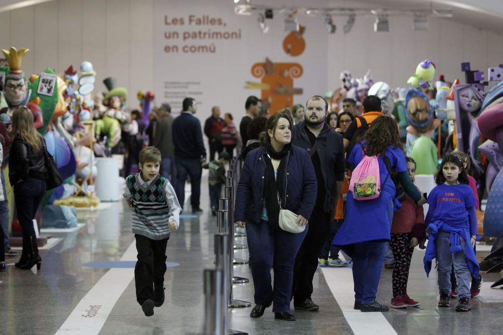 Gran ambiente en la Exposición del Ninot