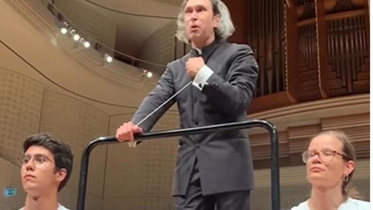 Momento en que el director de orquesta Vladímir Jurówski se dirige al público de Lucerna (Suiza) con los dos activistas climáticos en el escenario, el pasado día 8