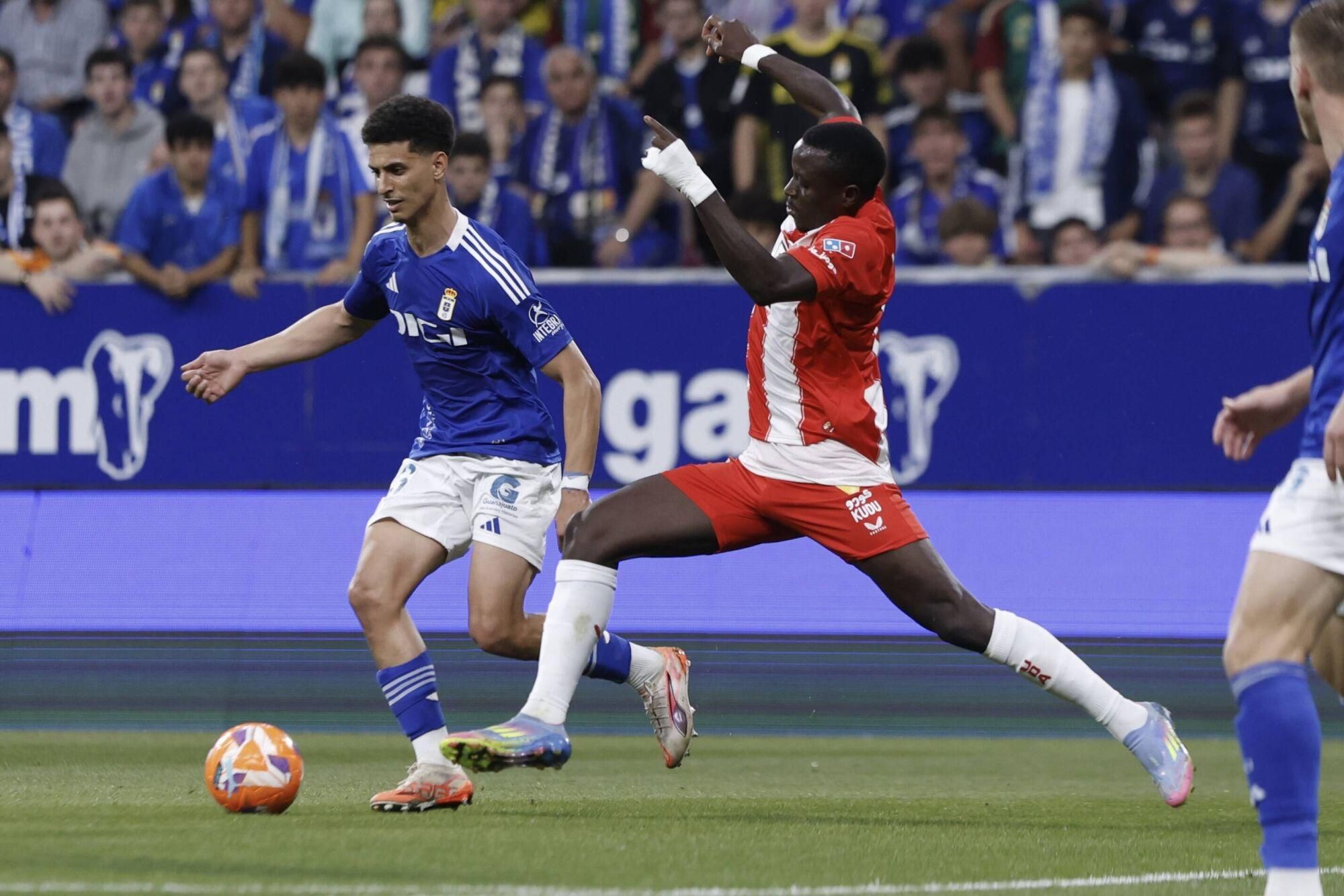 EN IMÁGENES: Ambientazo en la vuelta del play off entre Oviedo y Almería en el Carlos Tartiere