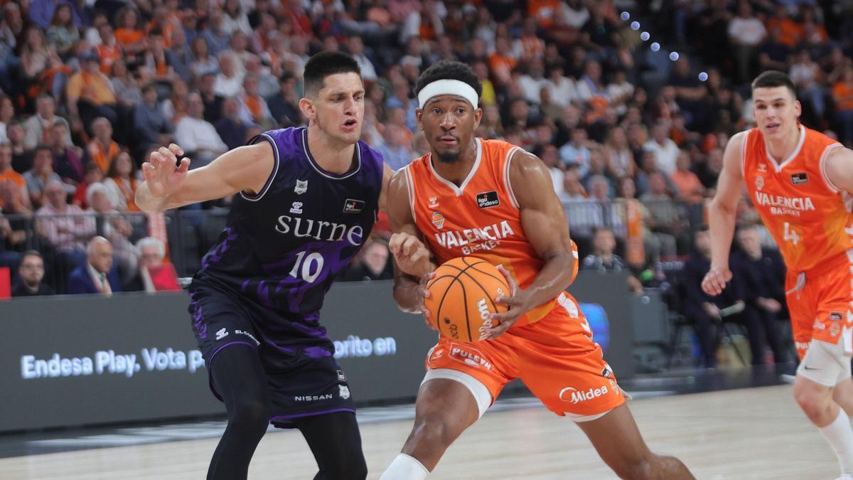 Kameron Taylor, ante Marin Krampelj en el último partido de Liga Endesa ante el Bilbao Basket.