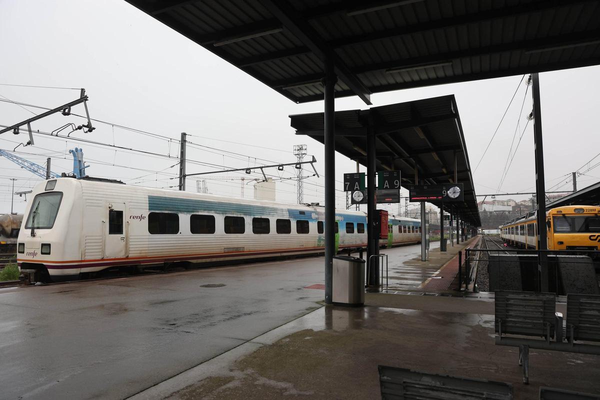 Trenes en la estación de Vigo-Guixar en la jornada de huelga
