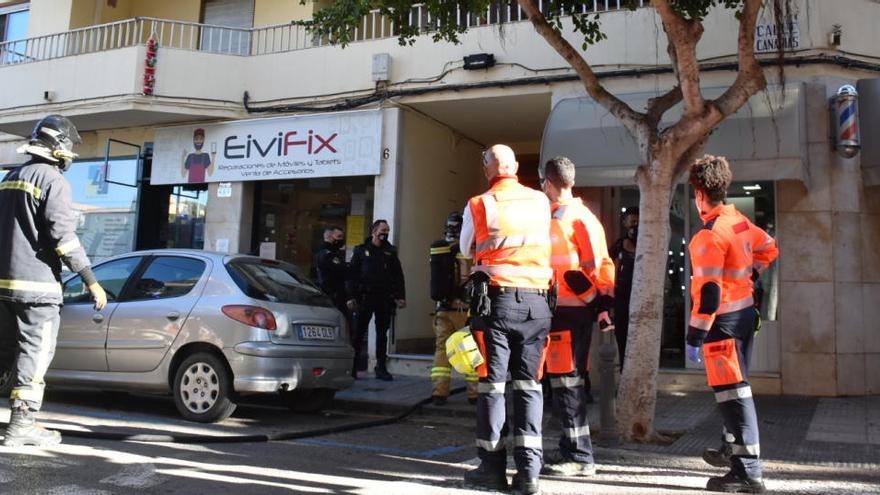 El incendio de una lavadora en un piso obliga a cortar una calle de Ibiza