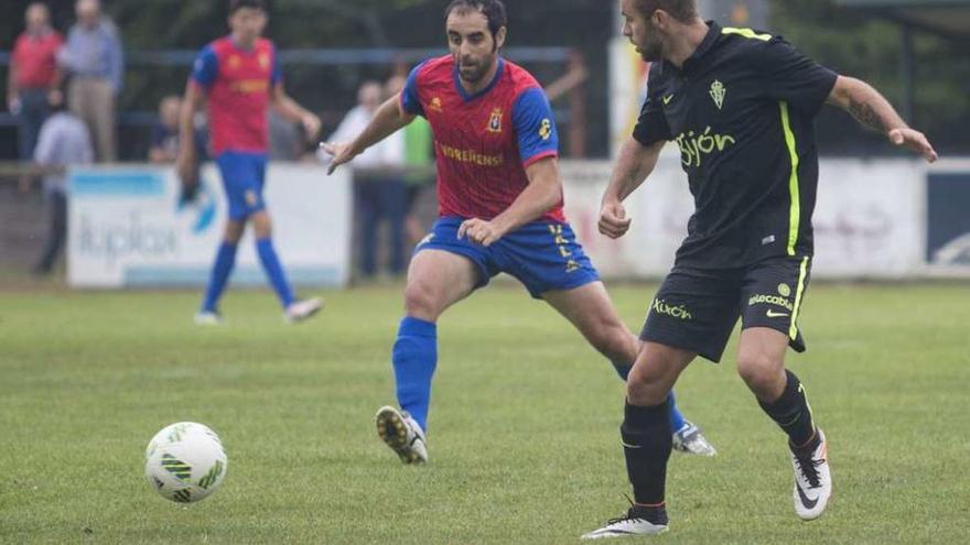 El sportinguista Álvaro trata de jugar el balón ante un futbolista del Condal.