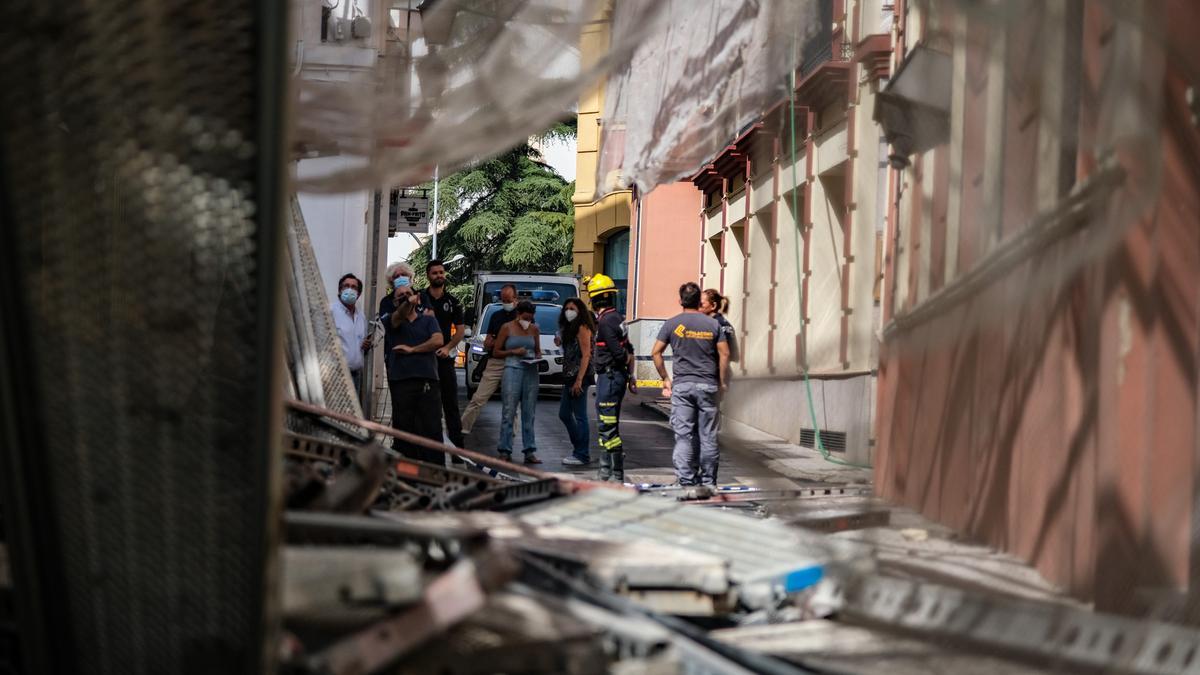 Los restos de la estructura en el suelo desde la esquina de la calle Arco Agüero.