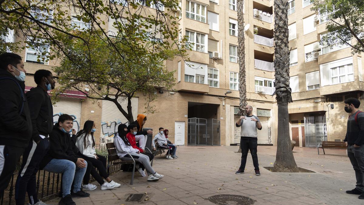 Antonio Martínez explica a los alumnos de Fisat la situación del barrio y la apertura de locales de juego.