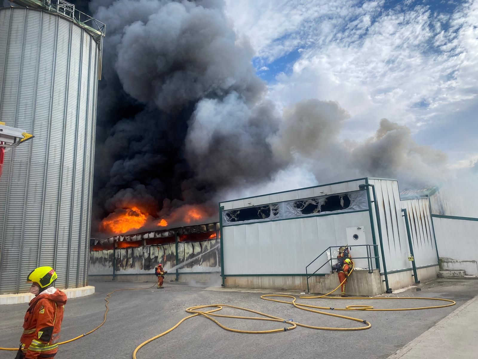 Incendio en la planta de Huevos Guillén en Sinarcas