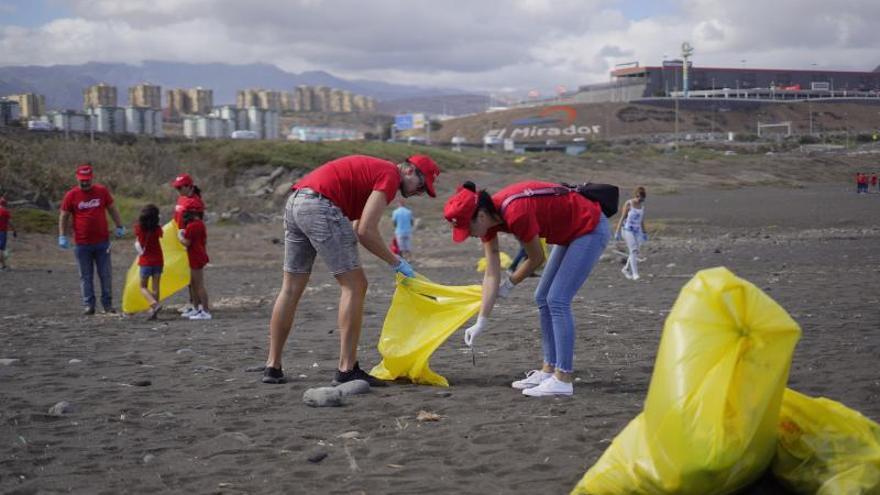 Recogen 210 kilos de basura durante una limpieza en  la playa de Bocabarranco