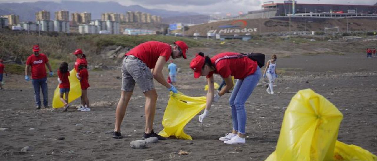 Voluntarios recogiendo basura en Bocabarranco. |