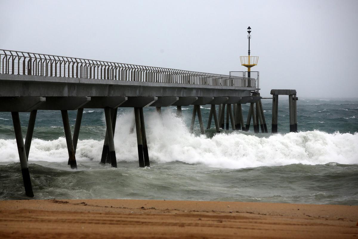 Día de temporal en la costa de Badalona, con el Pont del Petroli partido en dos, en febrero de 2023