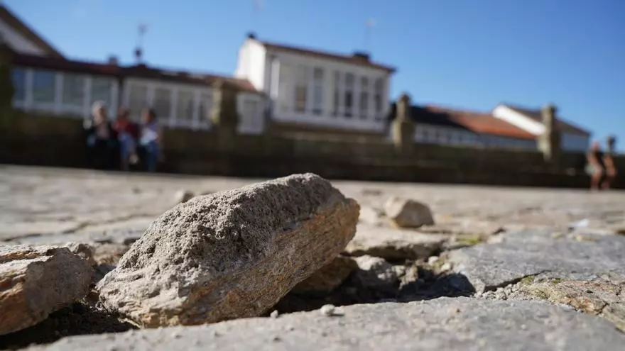 Destrozos en el suelo del Obradoiro tras la actuación de la Orquesta Panorama