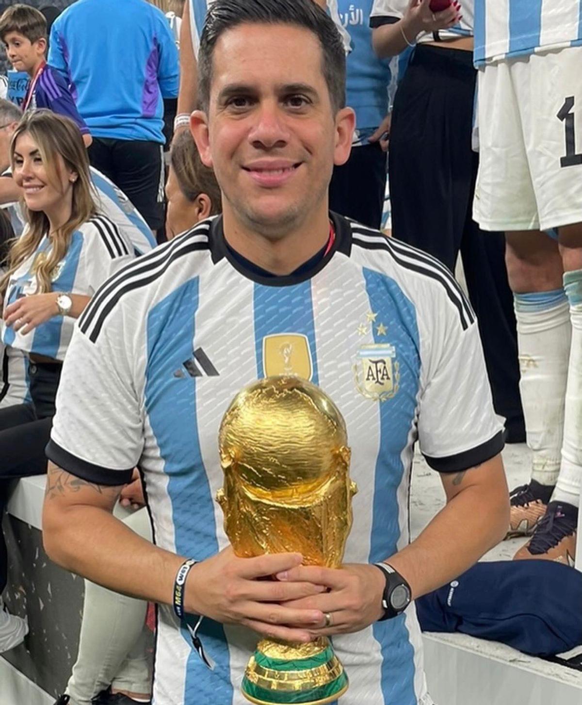Darío Herrera posa con la Copa del Mundo en 2022, Catar. Estuvo cinco años en la selección argentina como preparador deporteros.