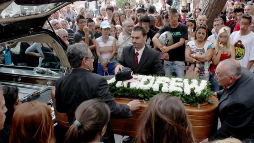 Comiat a un adolescent assassinat.Centenars de persones, molts d&#039;ells adolescents, van reunir-se a la parròquia de Sant Romà per donar el darrer comiat al noi.