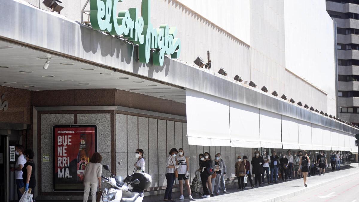 Colas para entrar en El Corte Inglés de Murcia