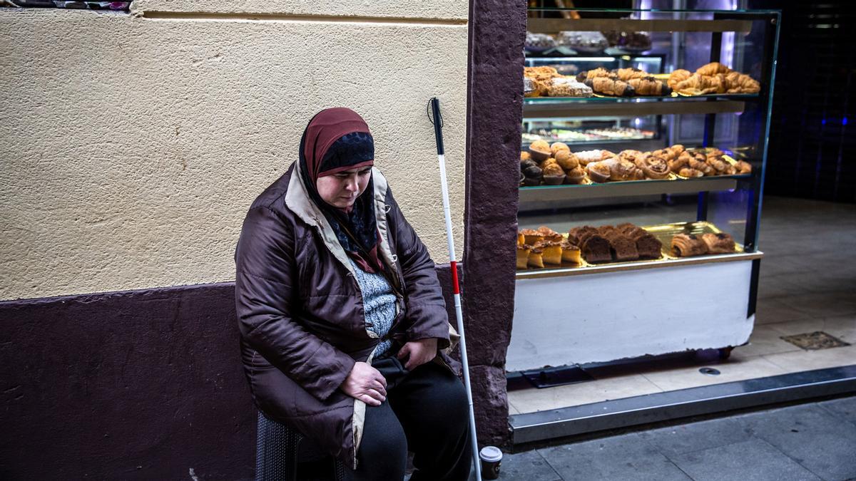 Malika, mujer argelina ciega, sin papeles, en la calle Hospital
