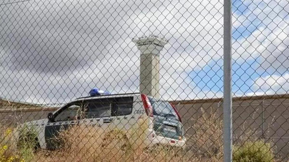 Un coche de la Guardia Civil en el interior de una prisión.