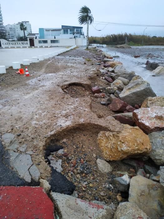 Agua y arena invaden el paseo del Puig.