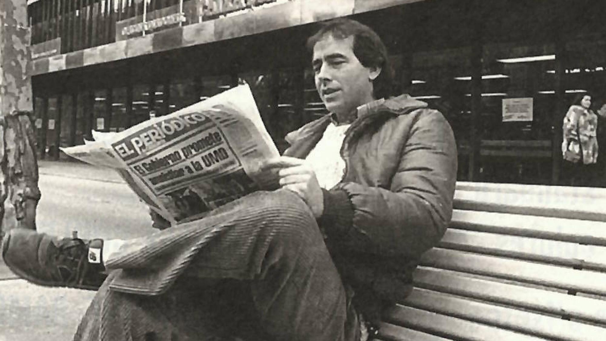 Barcelona 1985  Joan Manuel Serrat leyendo El Periodico en un banco de la Diagonal en enero de 1985    FOTO: PEPE ENCINAS