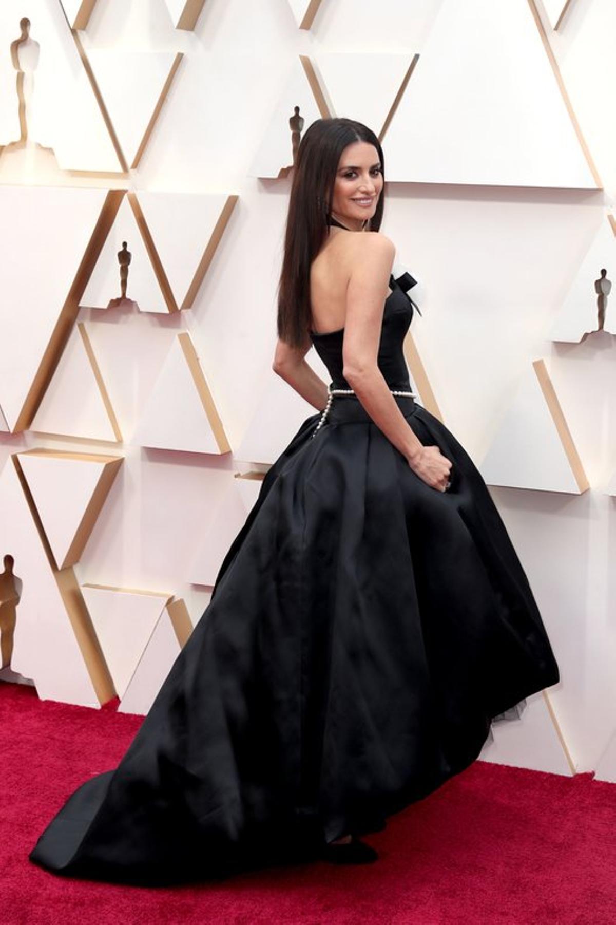 Penélope Cruz se sumó a la tendencia del negro con un vestido de Chanel con un collar de perlas por cinturón.