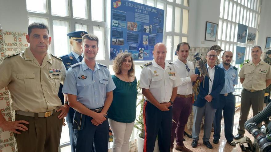 Inauguran en la Subdelegación de Defensa un cartel divulgativo sobre aviación y cetrería