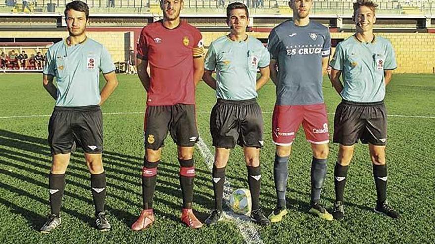 Los capitanes del Mallorca B y el SantanyÃ­ junto a los Ã¡rbitros.