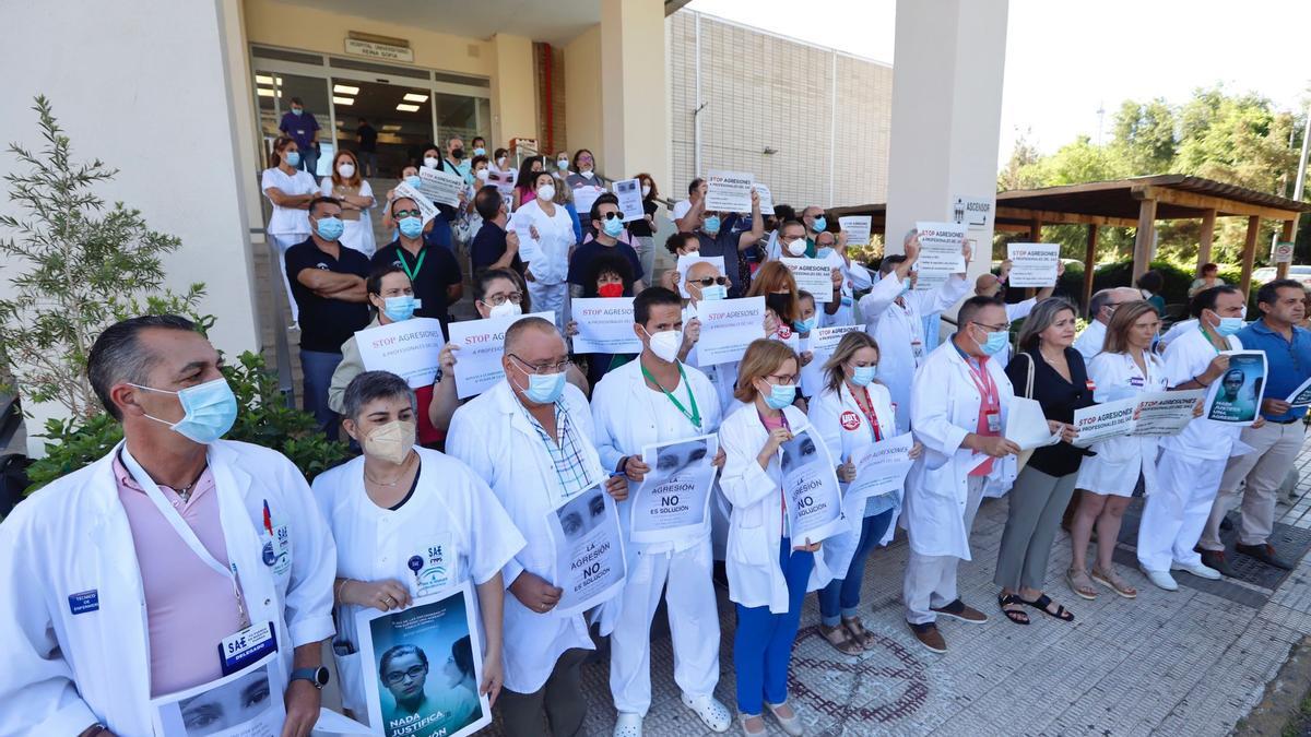 Concentración en repulsa a la agresión sufrida por sanitarios en el Hospital Provincial.