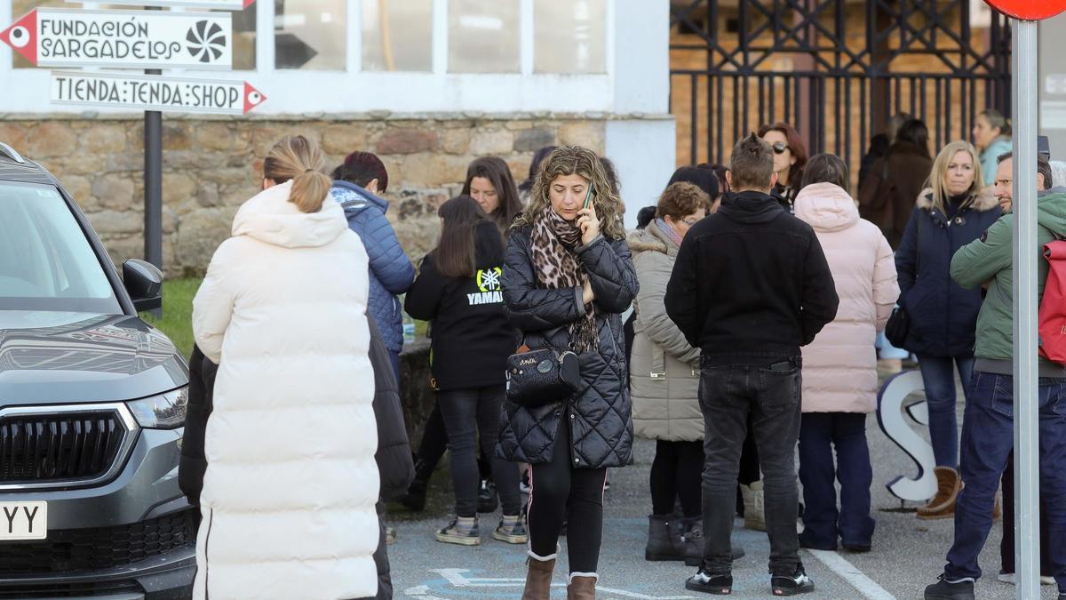 Trabajadores de Sargadelos esta mañana esperando para entrar a sus puestos de trabajo tras el rechazo del ERTE por parte de la Xunta.