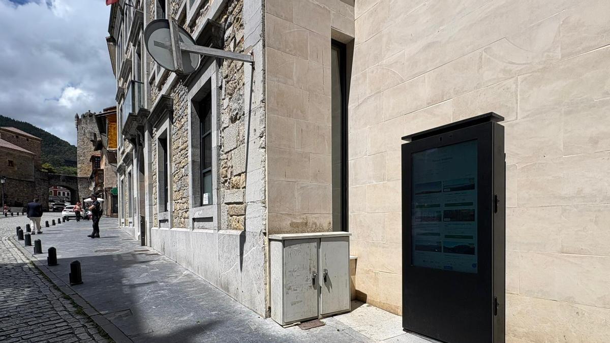 El tótem turístico instalado junto al Ayuntamiento.