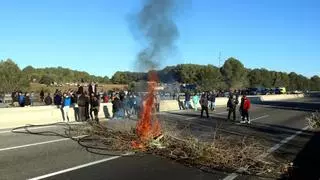 Els pagesos tallen l'AP-7 a Pontós i munten barricades al mig de la calçada