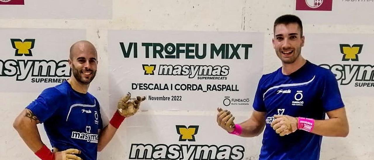 Els jugadors olivers Brisca i Salelles II després de guanyar la segona semifinal del trofeu