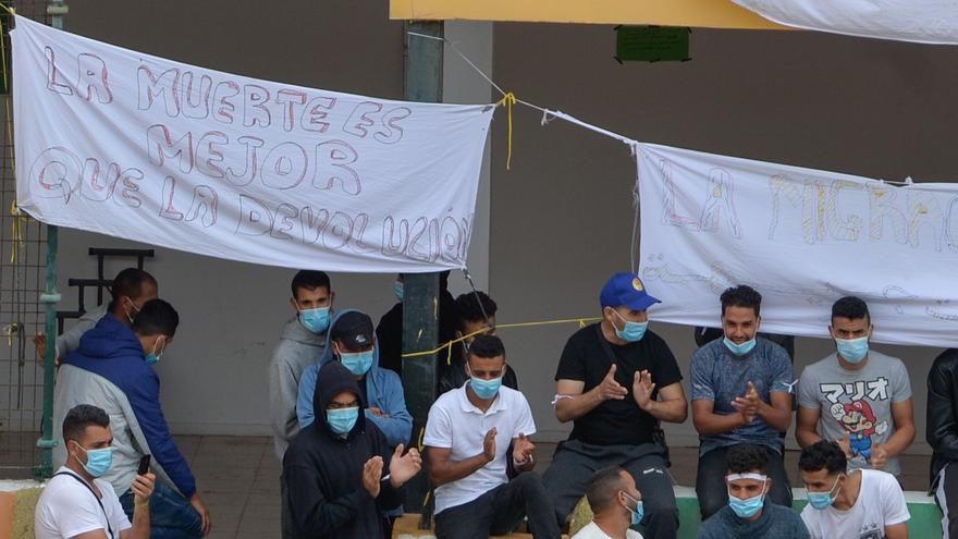 Manifestación de los migrantes del Colegio León para que los dejen marcharse de Canarias