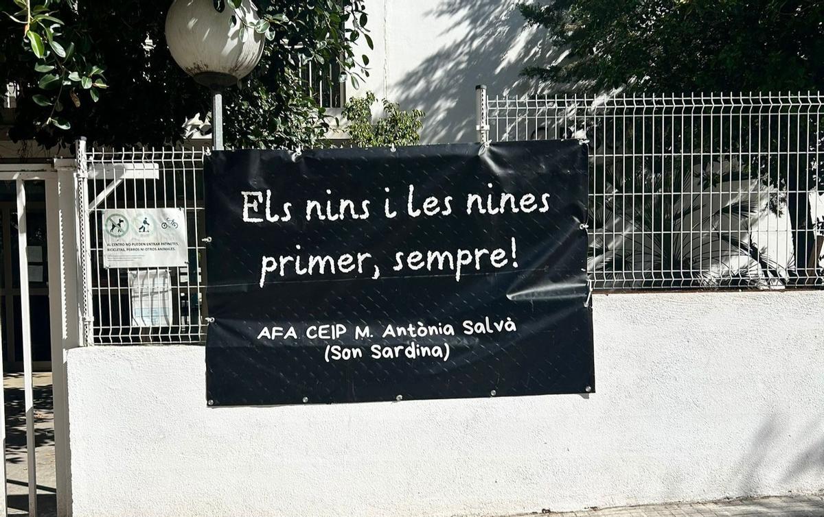 Pancarta en el CEIP Son Pisà en el cuarto día de huelga por la incorporación de Miquel Roldán.