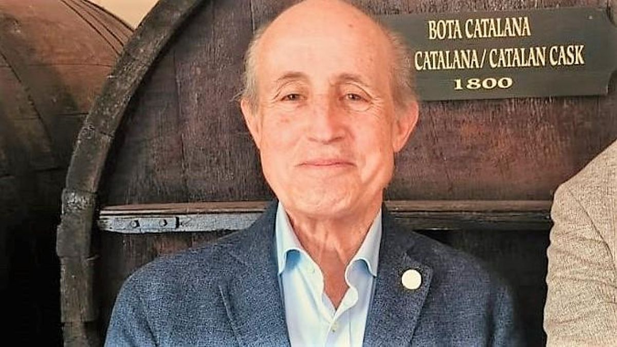 Valentí Roqueta, con la insigna de oro de la Associacó Vinícola Catalana.