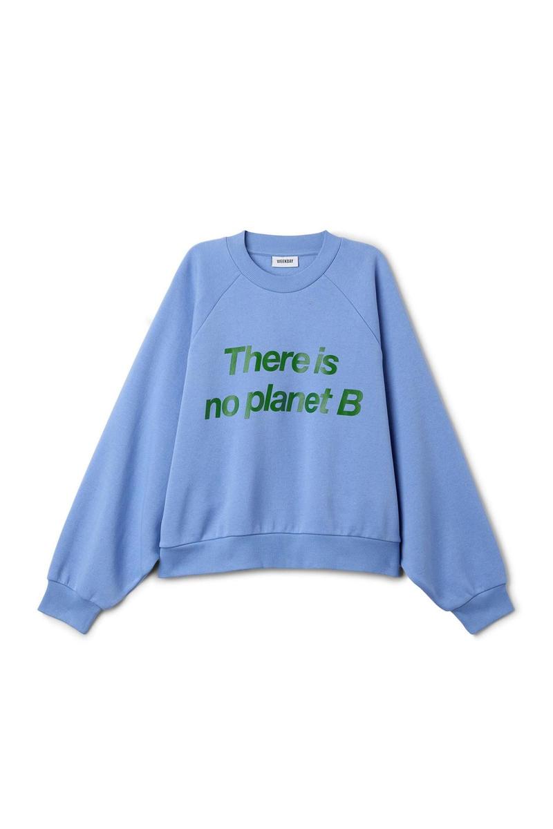 Sudadera azul cielo con texto 'There is no planet B' de Weekday