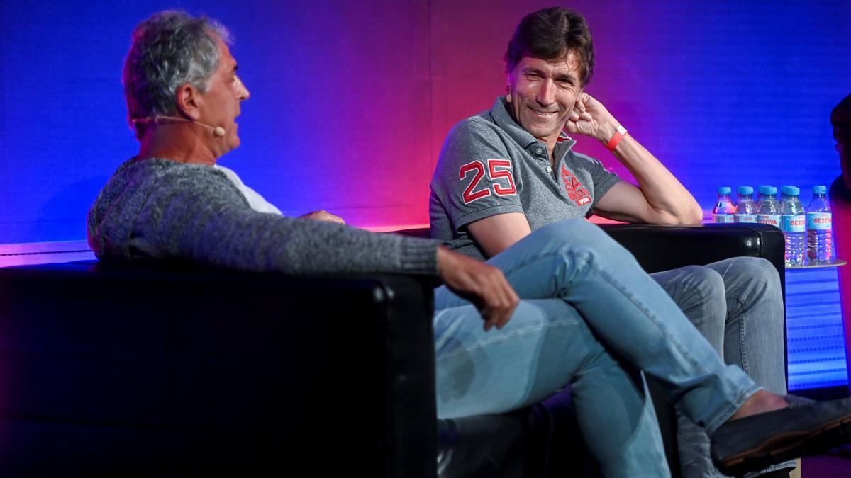 Julio Salinas escucha a Miquel Àngel Nadal el pasado lunes en el acto de 'Amics de Johan' celebrado en el auditorio de Mediapro.