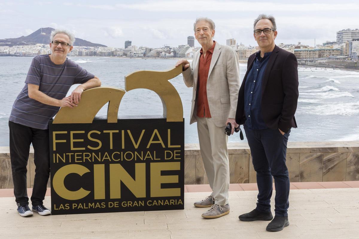 De izqda a dcha, Quim Casas, Fredick Elmes, director de fotografía de David Lynch, y el director del Festival de Cine de Las Palmas, Luis Miranda
