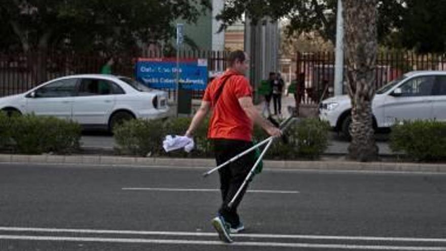 Un miembro de un equipo, cargado con una red de balones.