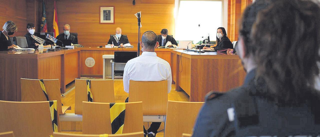 Imagen del procesado, sentado en el banquillo de la Audiencia.