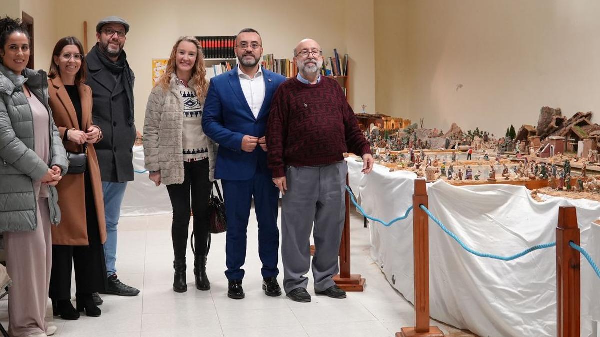 L'alcalde de Vila-real, José Benlloch, va encapçalar ahir la representació municipal a la inauguración del betlem del Casal d'ACPV, al carrer Solades.r