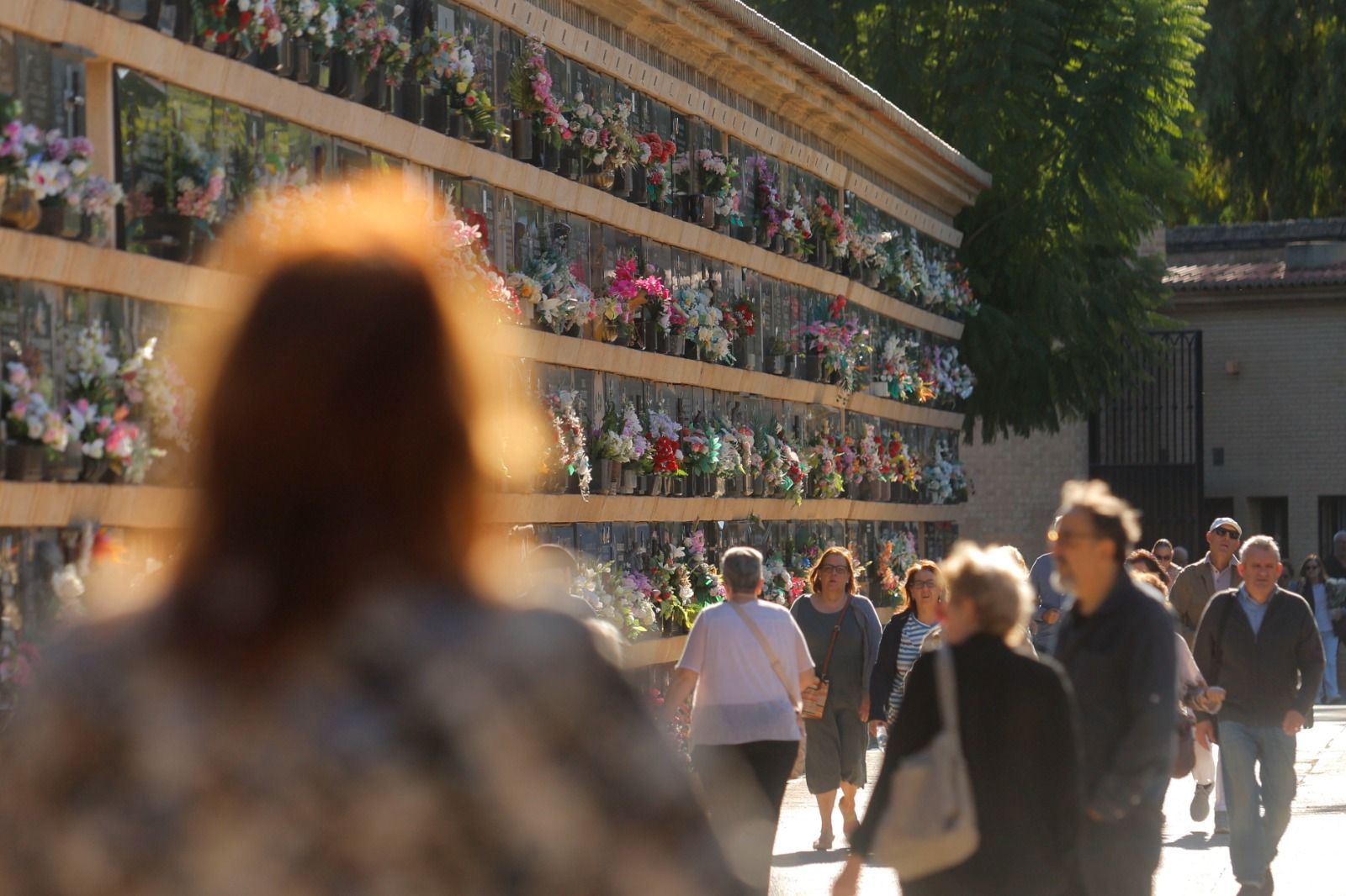 Los valencianos adelantan su visita al cementerio para evitar aglomeraciones