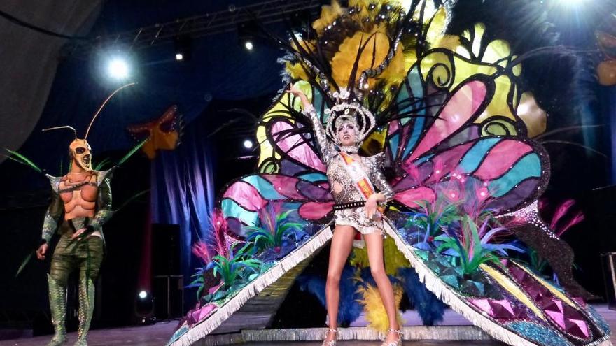 Carnaval en Santiago de la Ribera: vendaval de plumas y diversión