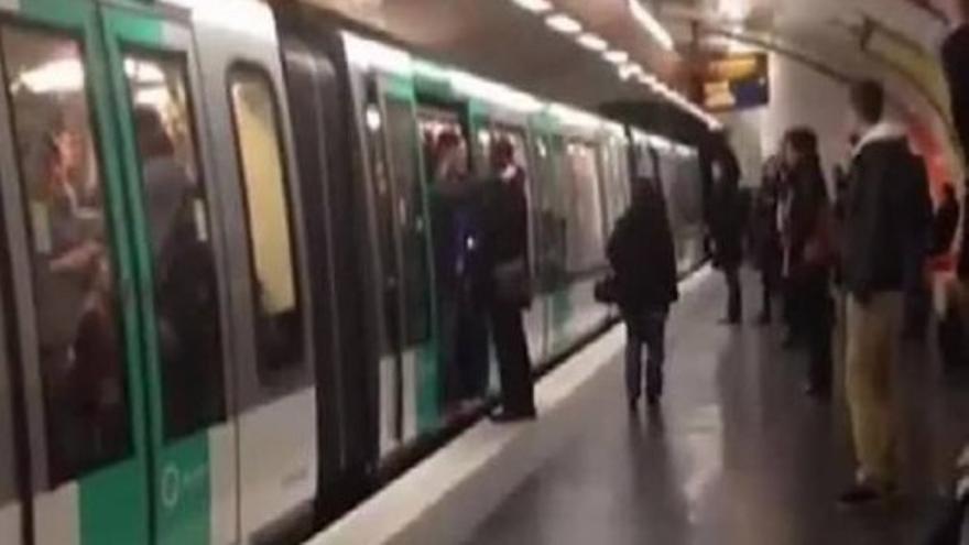 Varios aficionados del Chelsea agreden a un hombre negro en el metro de París
